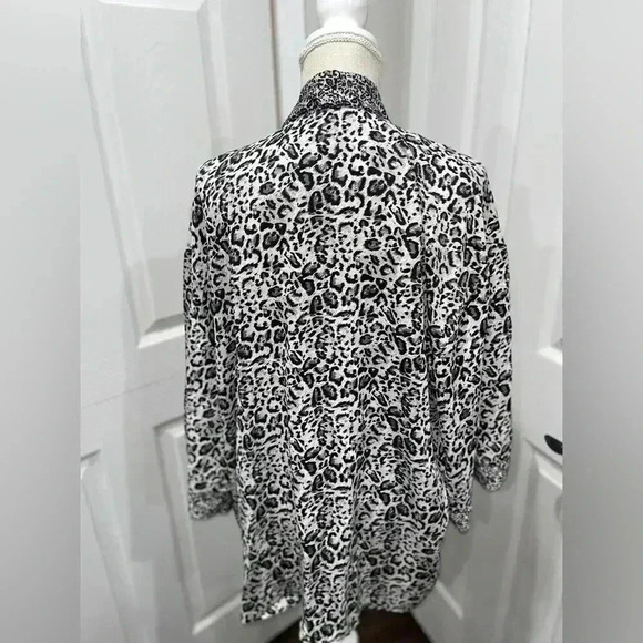 Roz and Ali open front jacket, kimono, tones of grey, animal print Silky feel - Picture 8 of 8